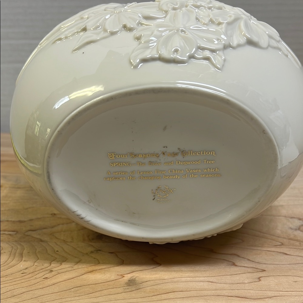 Lenox Elegant Vase - Spring The Dove & Dogwood Tree - Picture 5 of 10